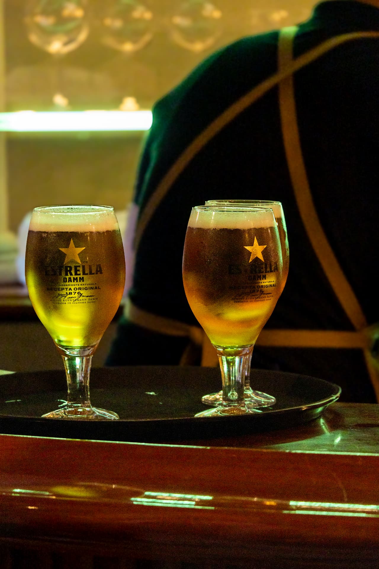 Copas de cerveza Estrella Damm listas para servir en Sabadell