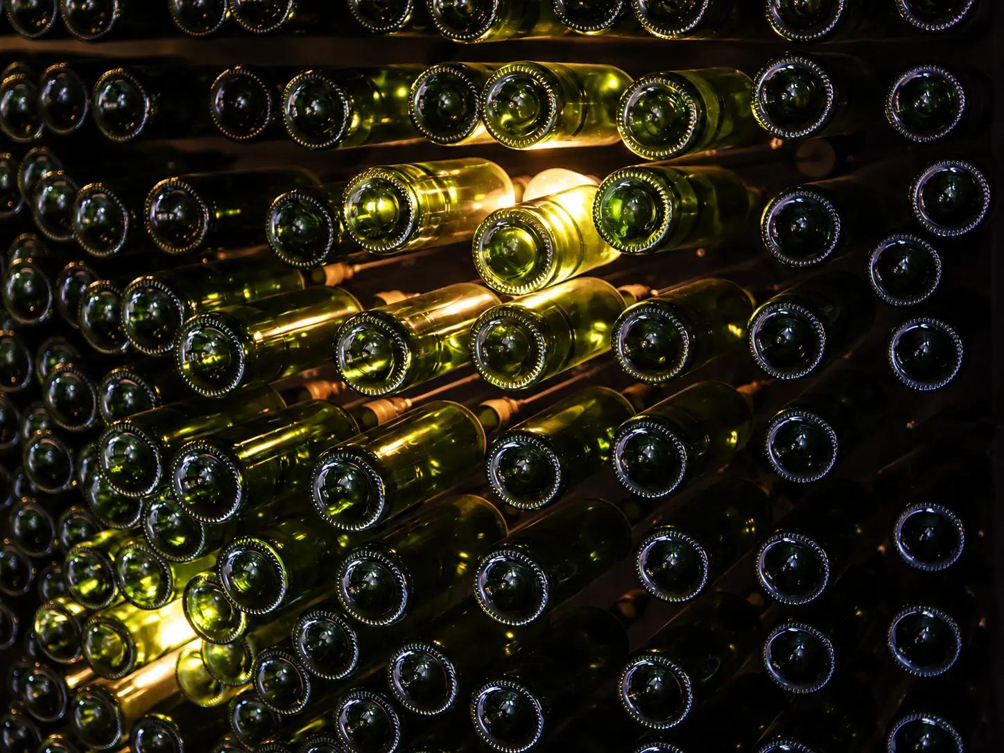 Botellas de vino iluminadas en Latitud Cero Rubí