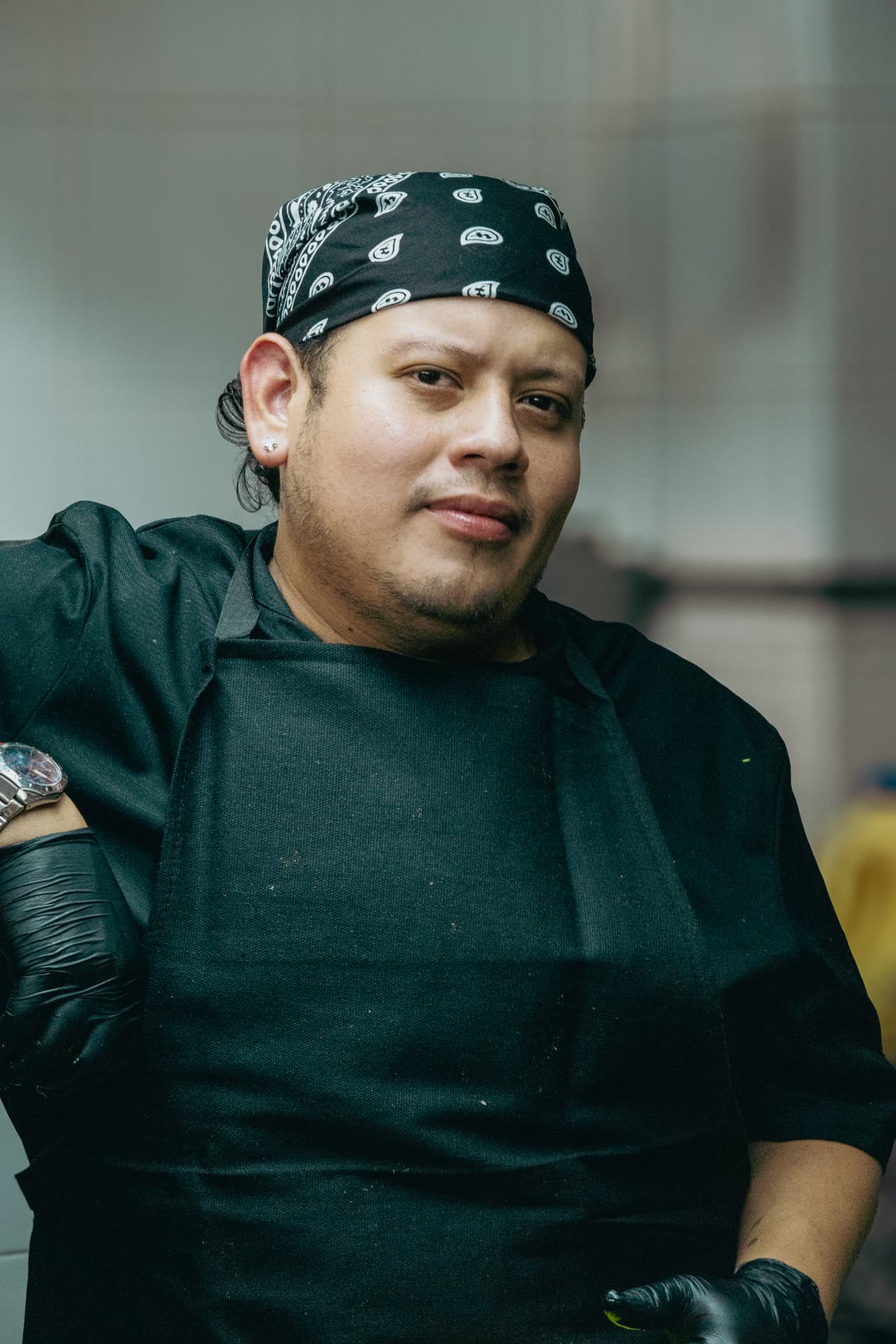 Cocinero con bandana en la cocina