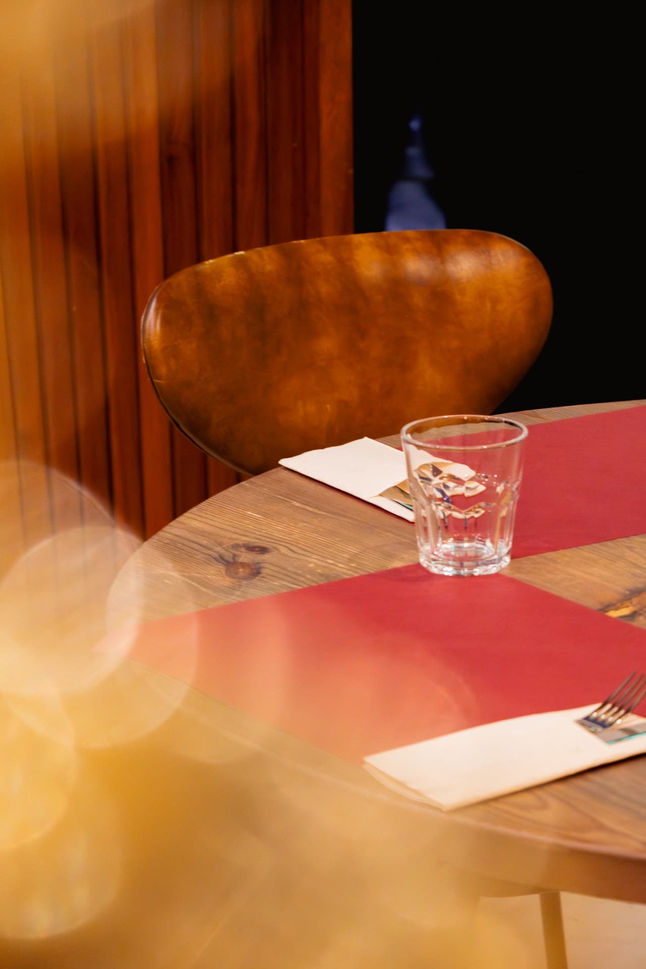 Mesa con silla de madera y cortina en Latitud Cero Sabadell