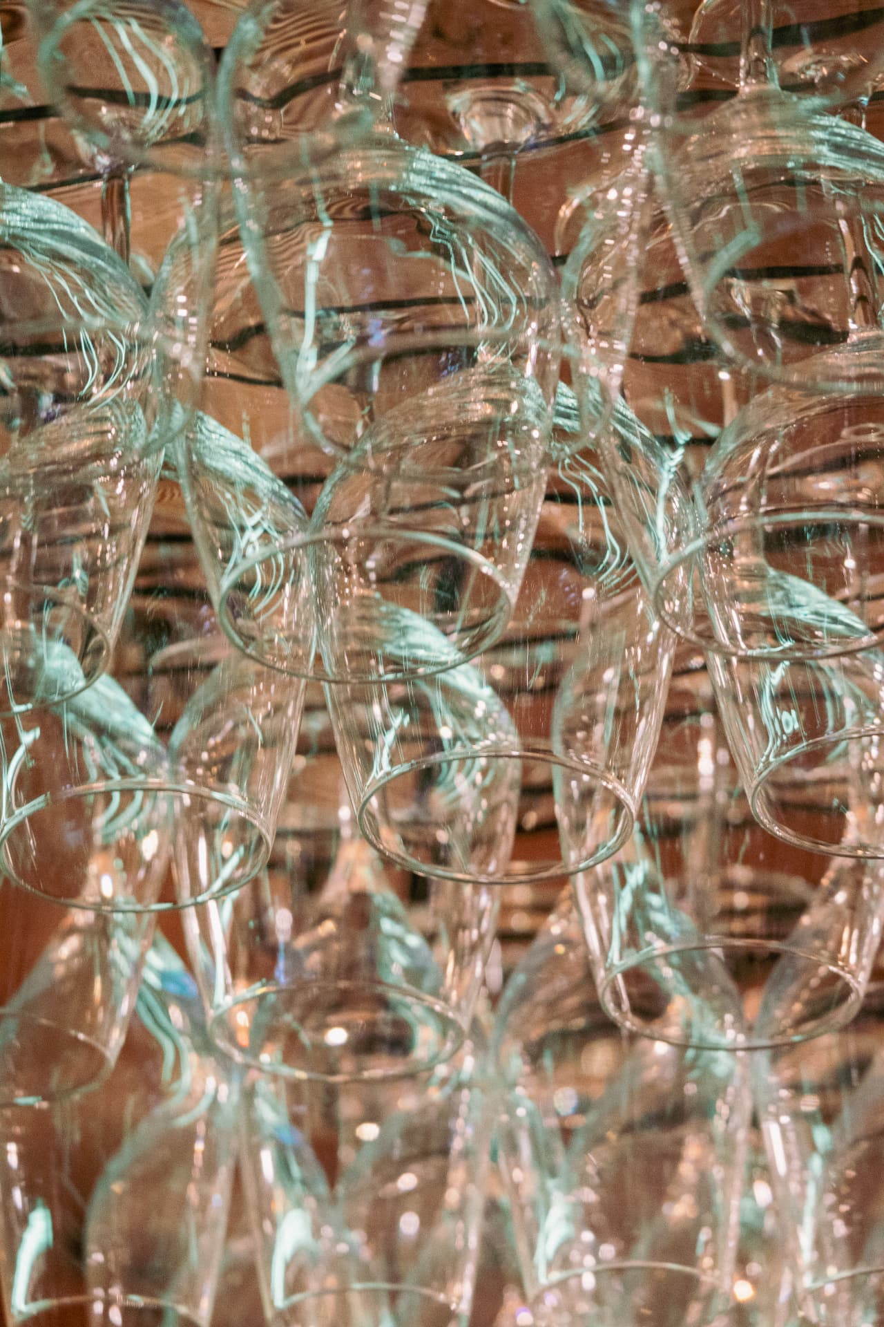 Copas de cristal colgadas sobre la barra de Latitud Cero Sabadell