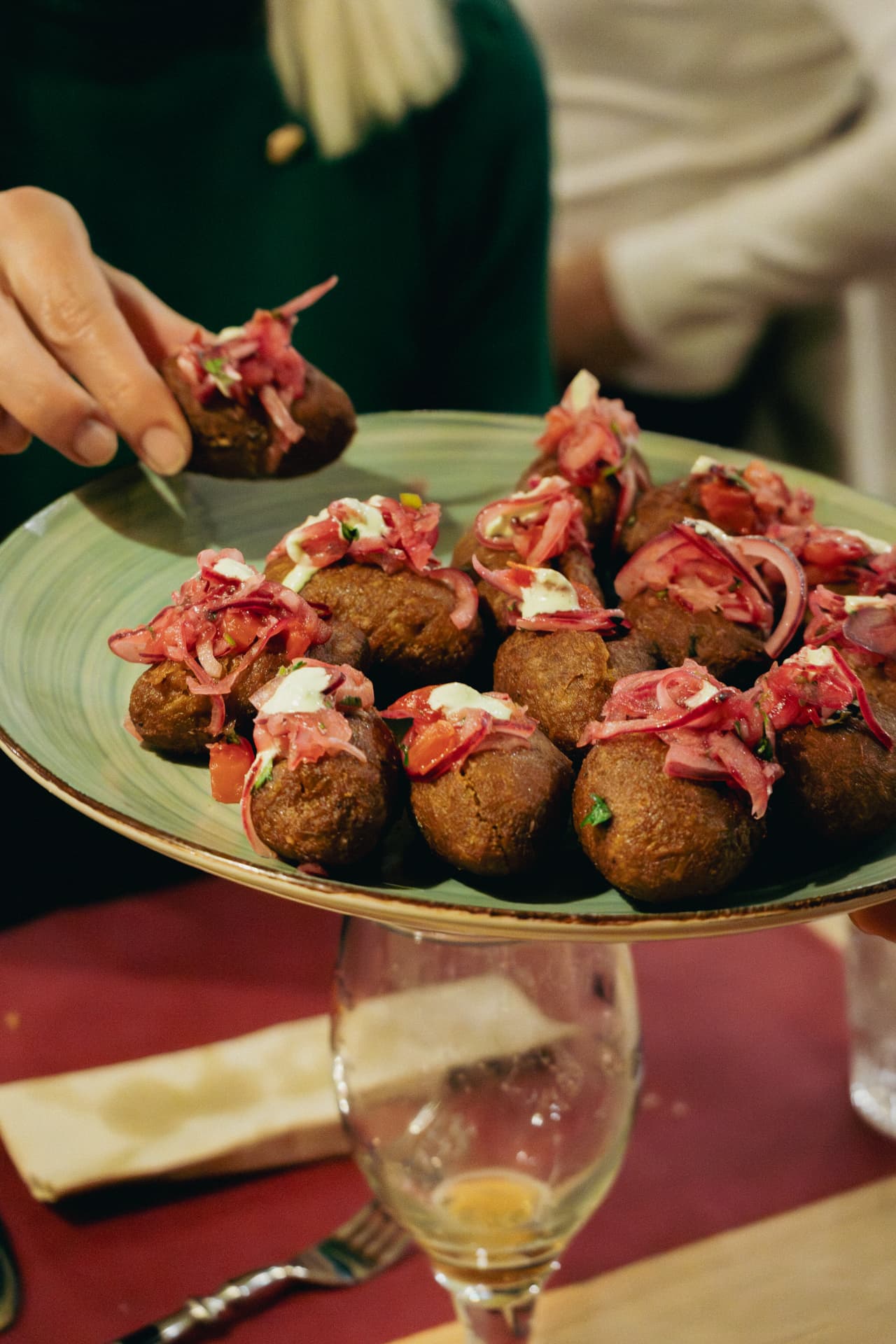 Bolones de plátano con salsa y cebolla en Latitud Cero Sabadell