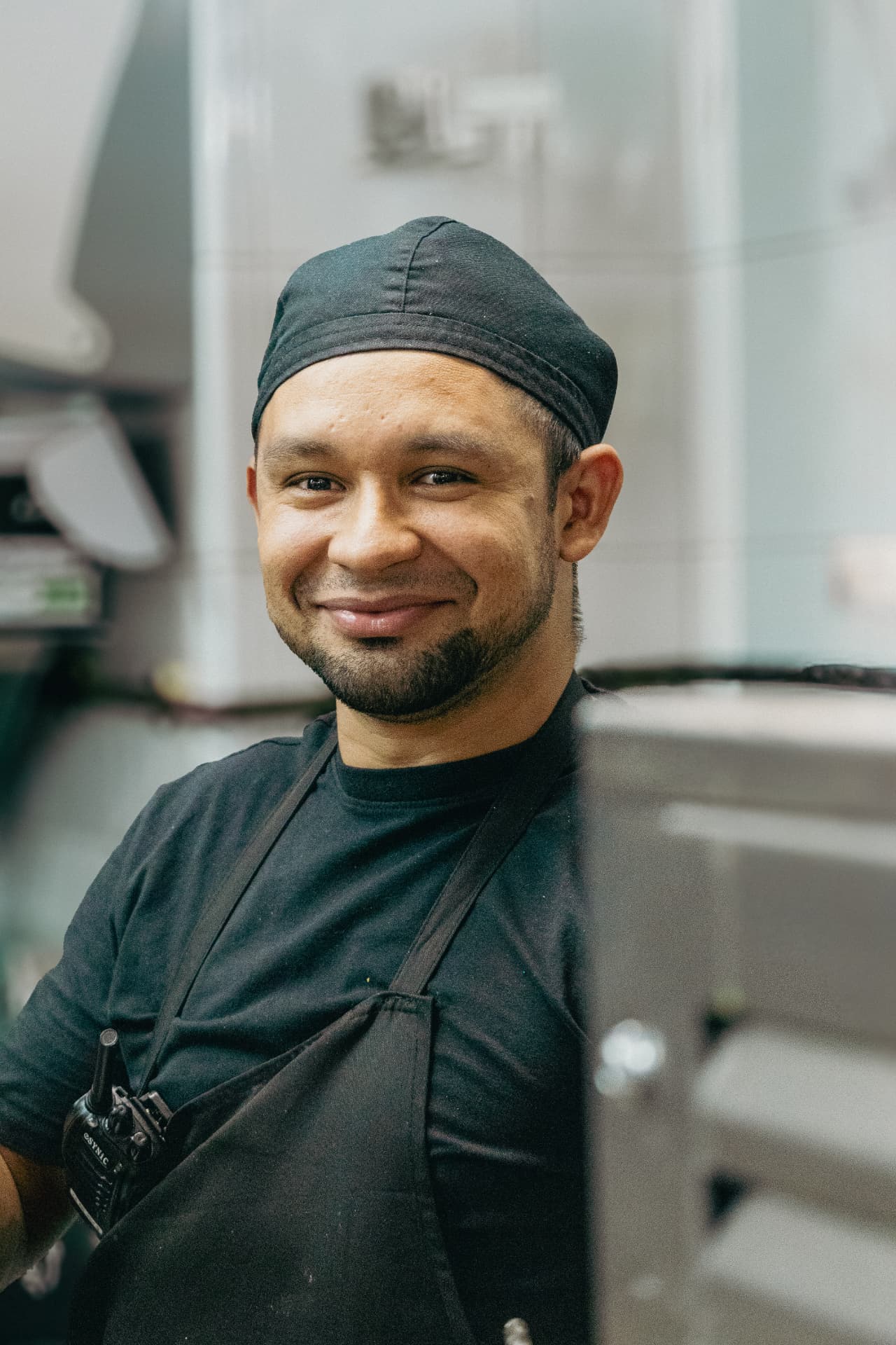 Cocinero sonriente en la cocina
