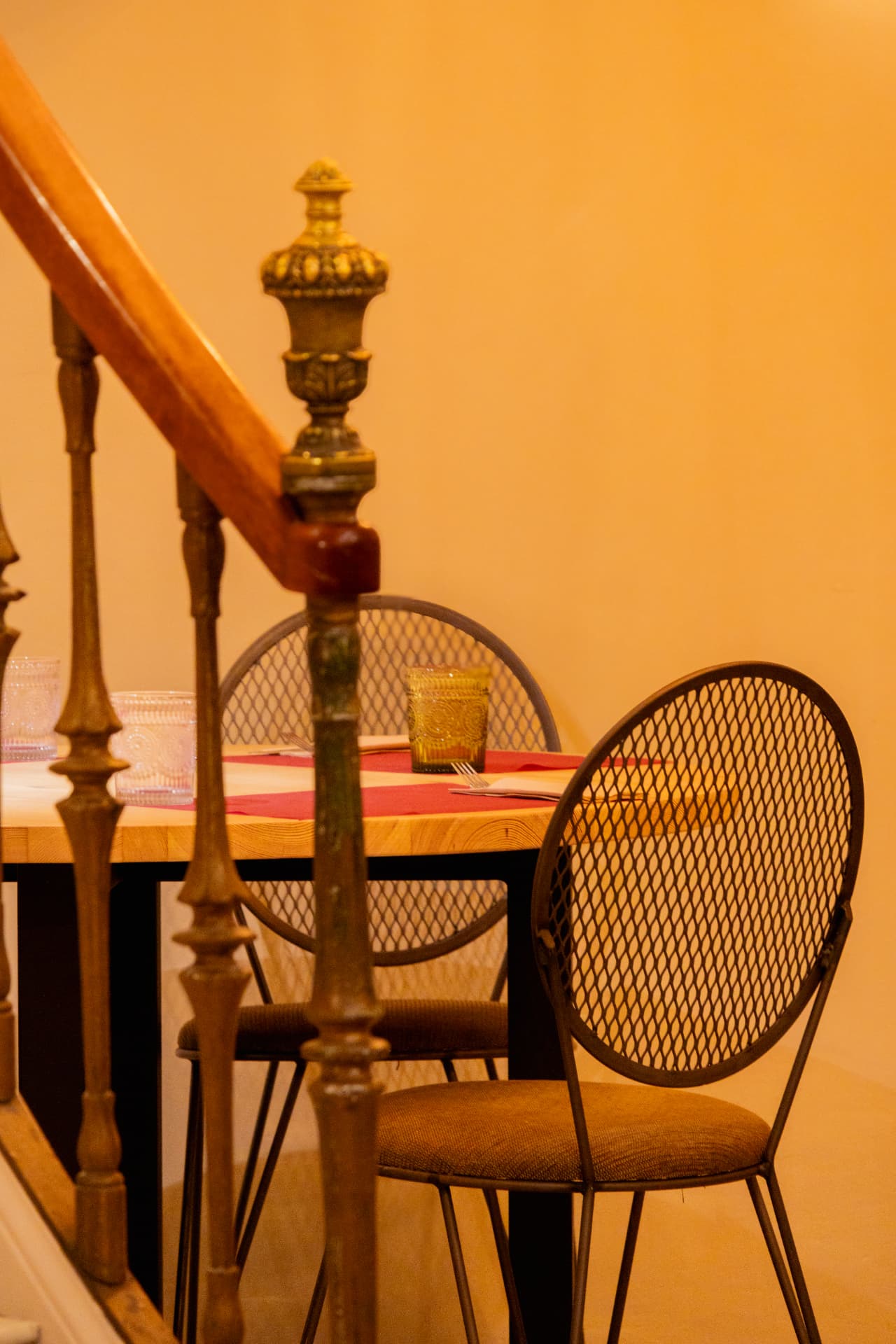 Mesa con silla de rejilla junto a la barandilla en Sabadell