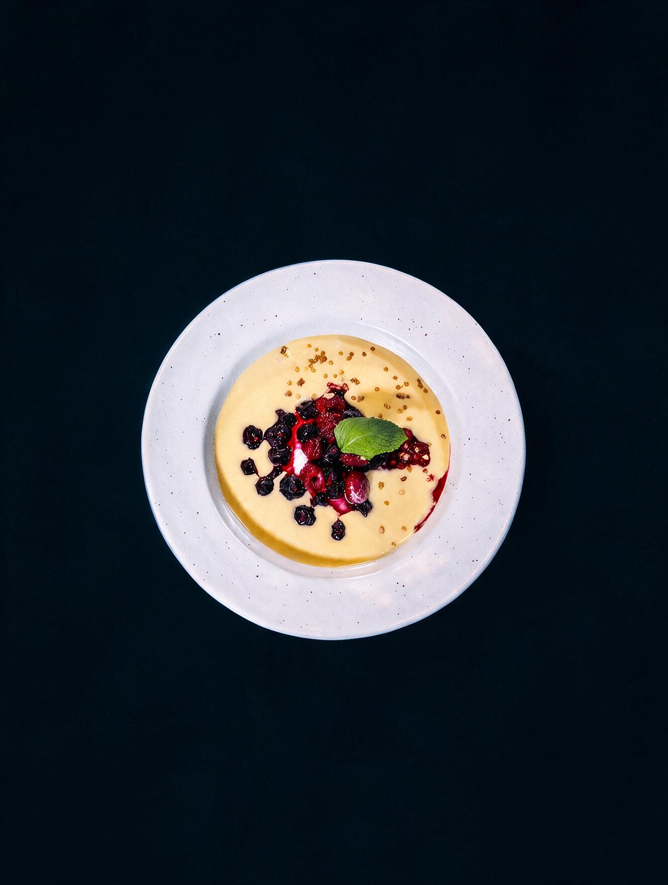 Crema de mango con yogurt y frutos rojos