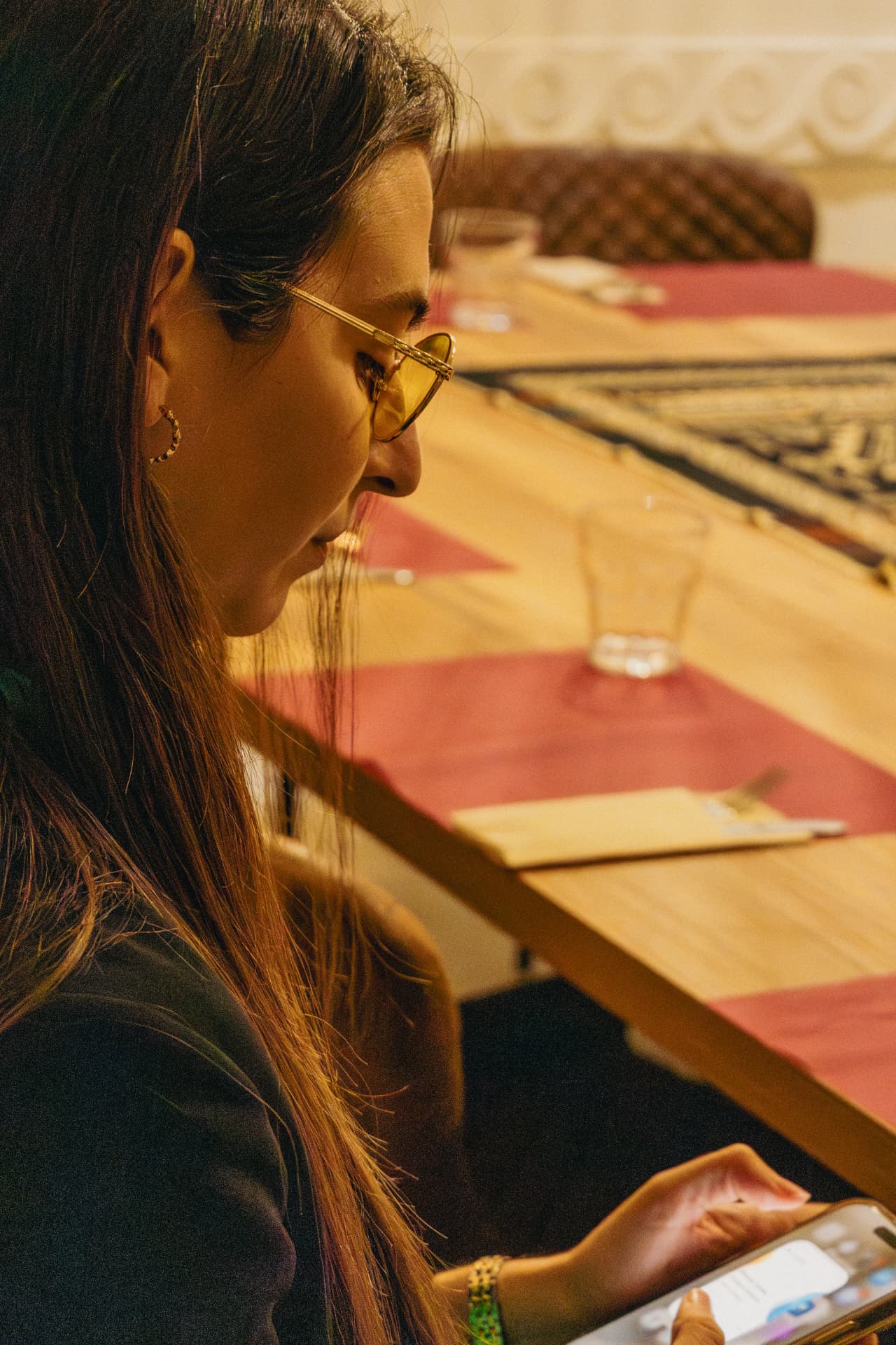 Cliente consultando la carta en una mesa de Latitud Cero Sabadell