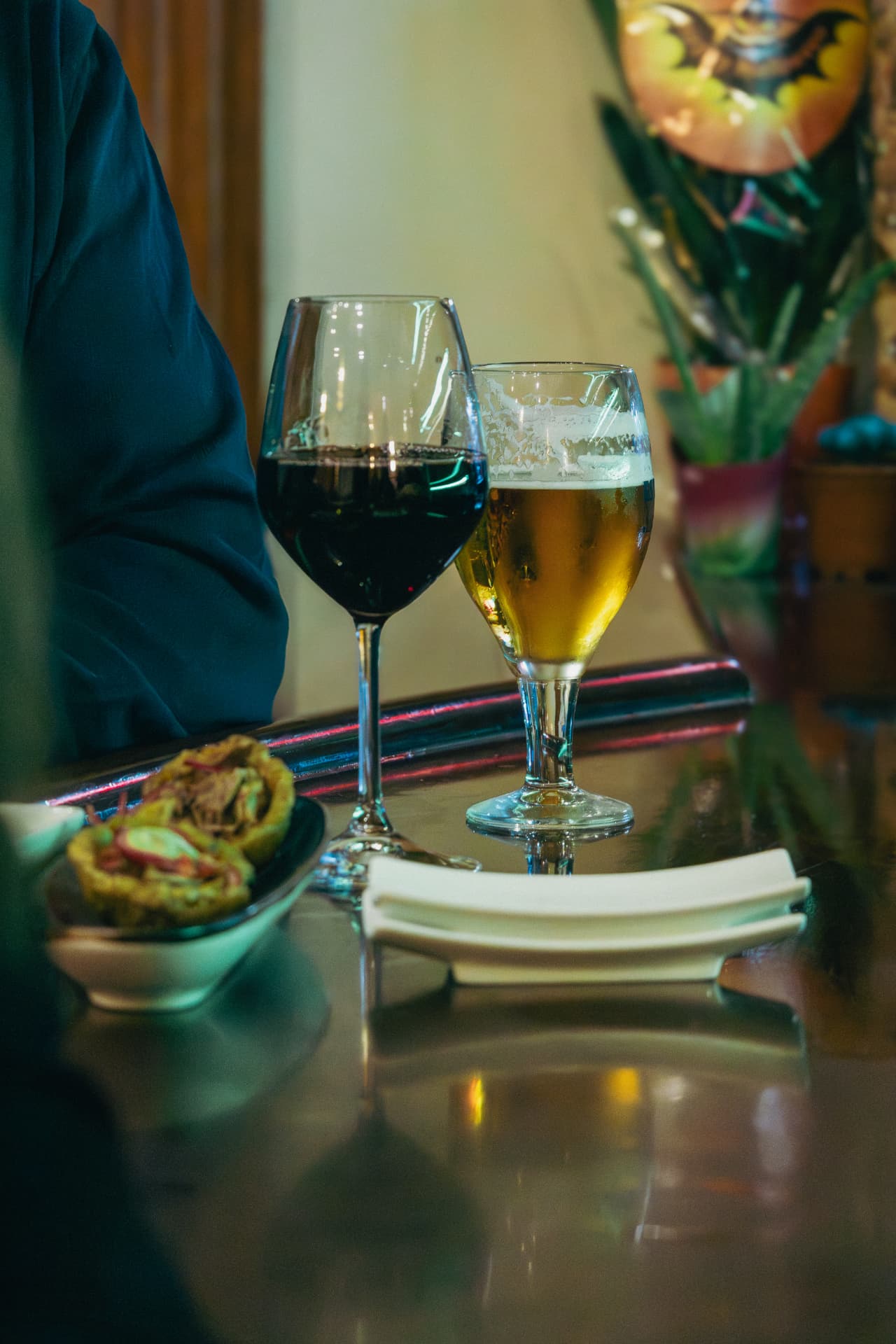 Copa de vino y cerveza junto a un aperitivo en Sabadell