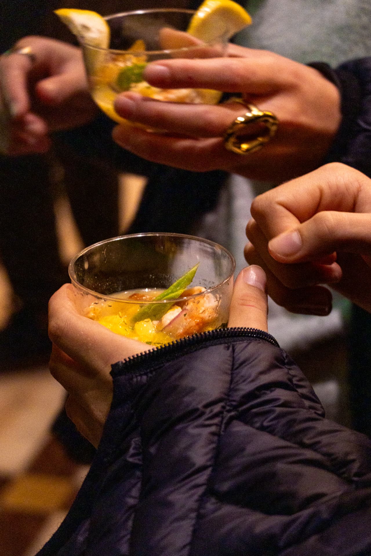 Ceviche y cóctel entre manos en Latitud Cero Sabadell
