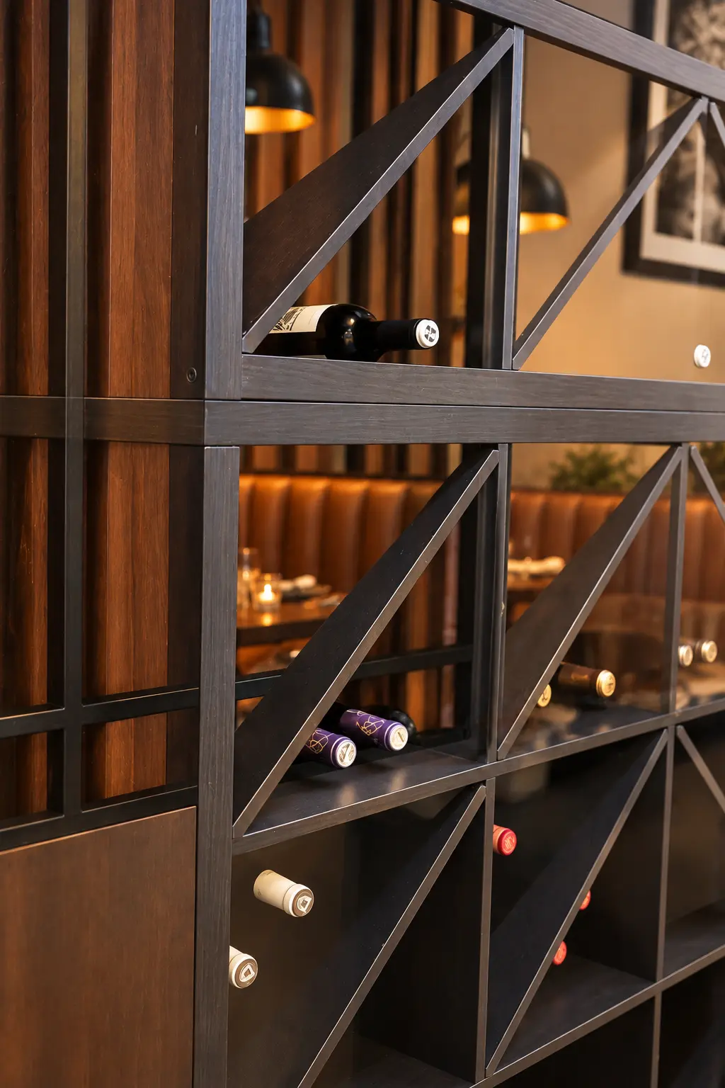 Vinoteca de madera en Latitud Cero Rubí