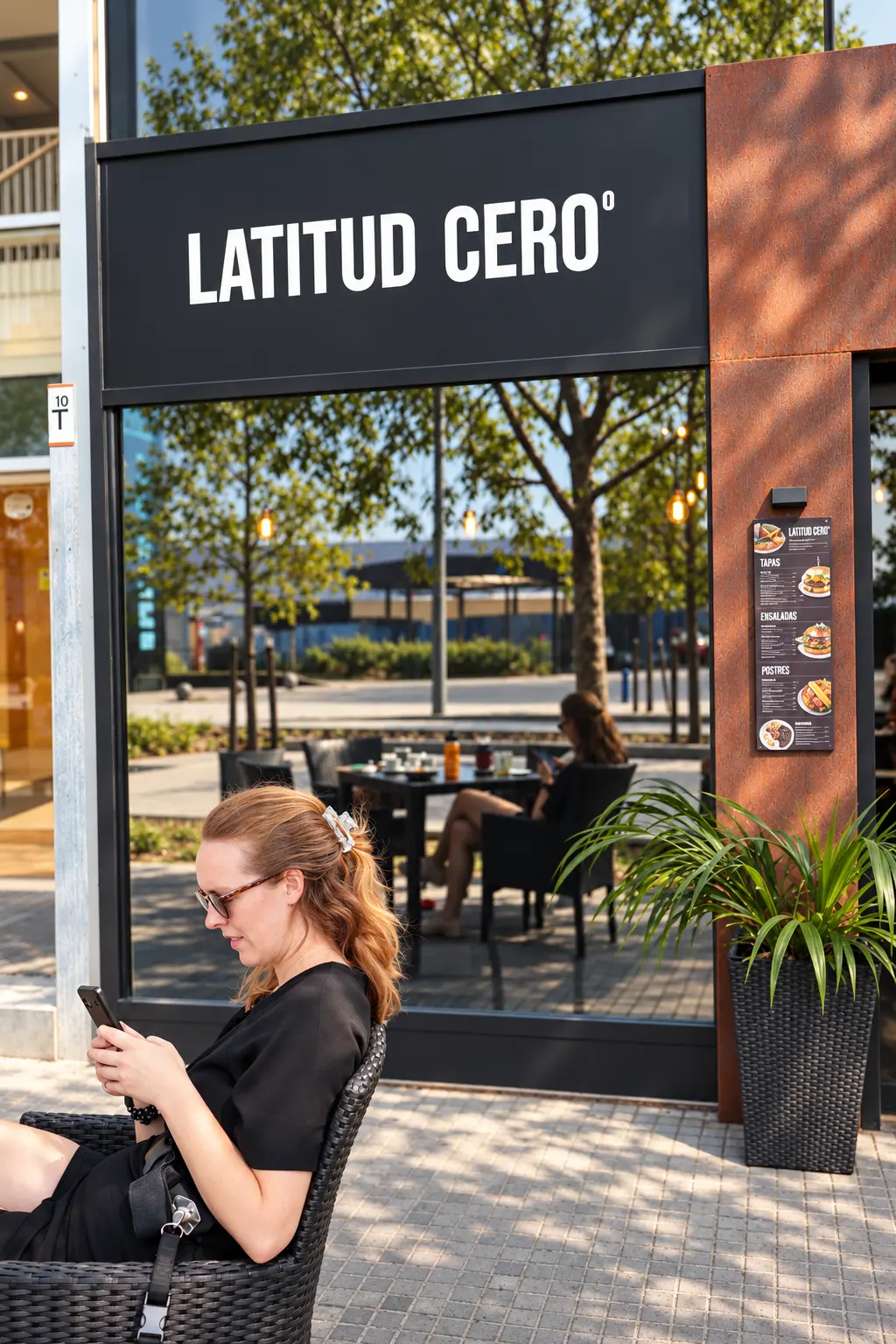 Terraza y rótulo exterior de Latitud Cero en Rubí