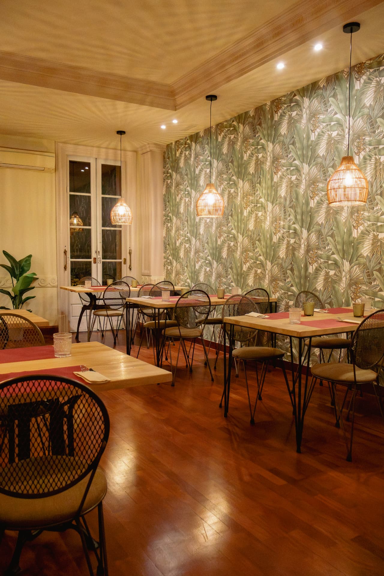 Salón completo de Latitud Cero Sabadell con mesas y sillas
