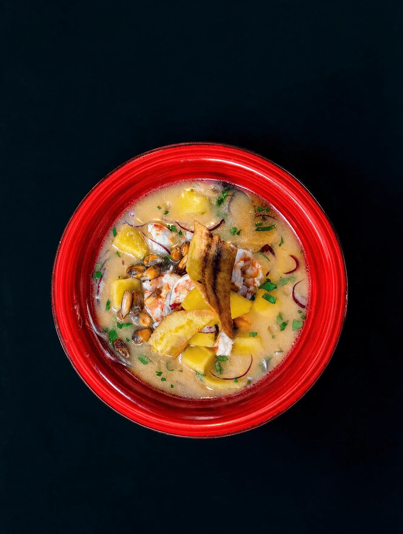 Ceviche de mango y camarones en tazón con chifle