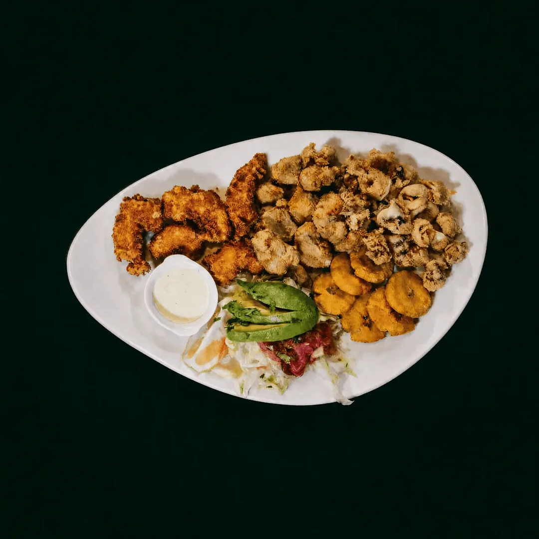 Chicharrón mixto con camarones, calamares, pescado, tostones y aguacate