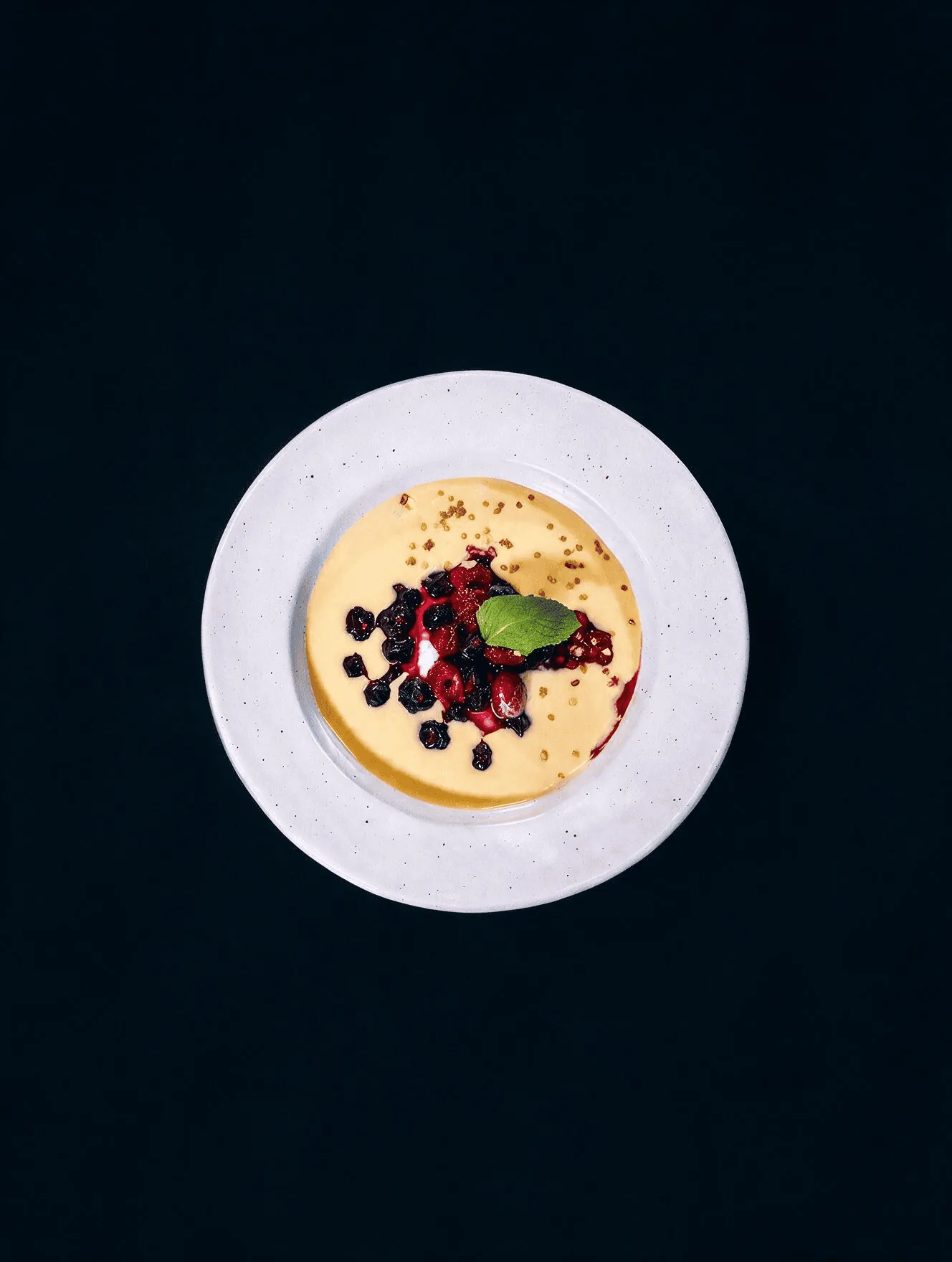 Crema de mango con yogurt y frutos rojos