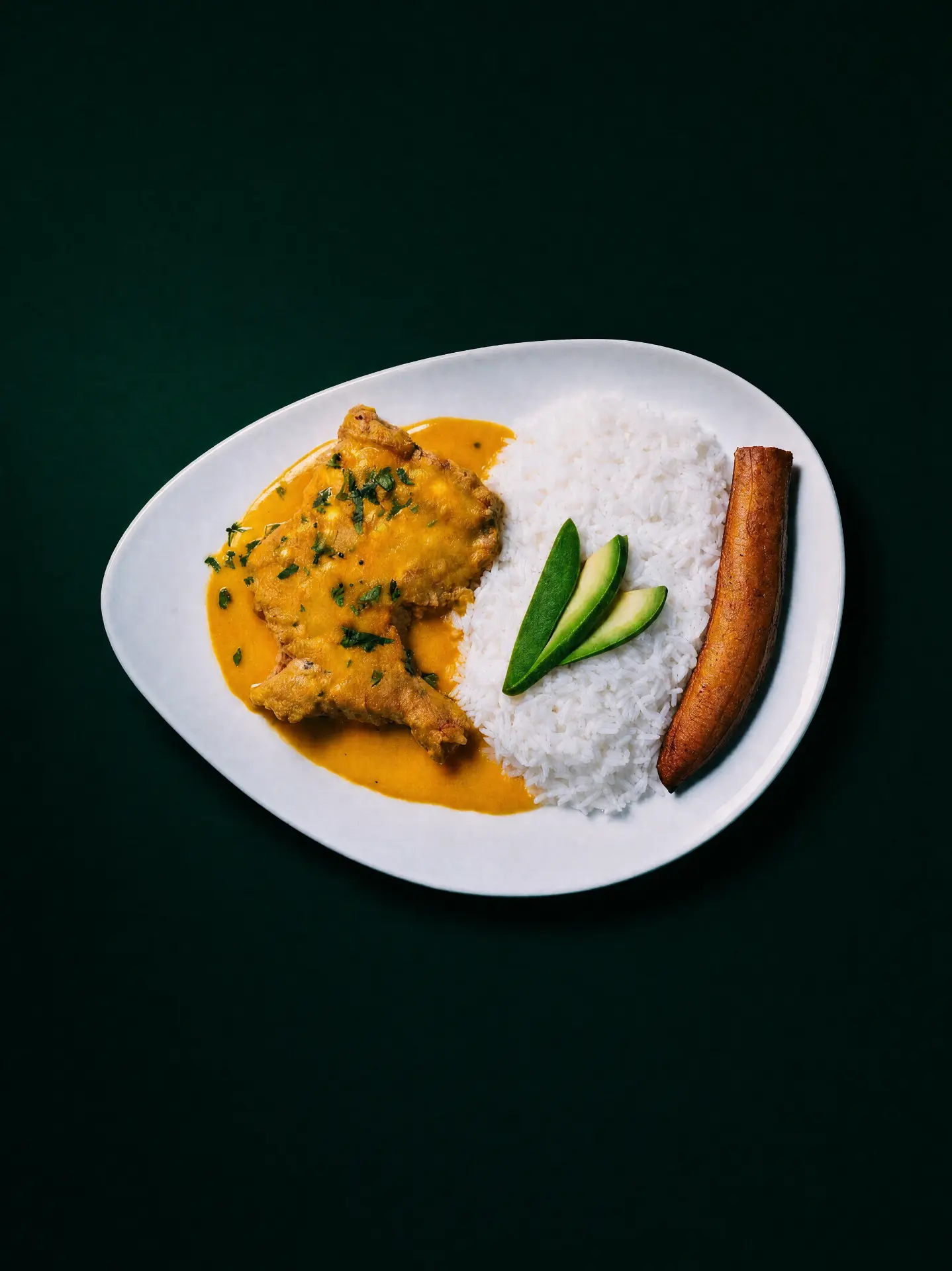 Pollo, menestra y arroz con aguacate y maduro frito