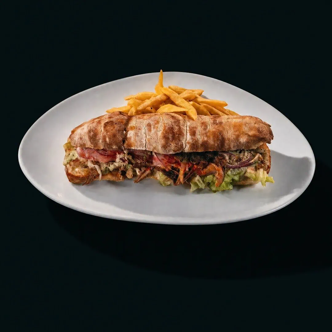 Sanduche de chancho con papas fritas