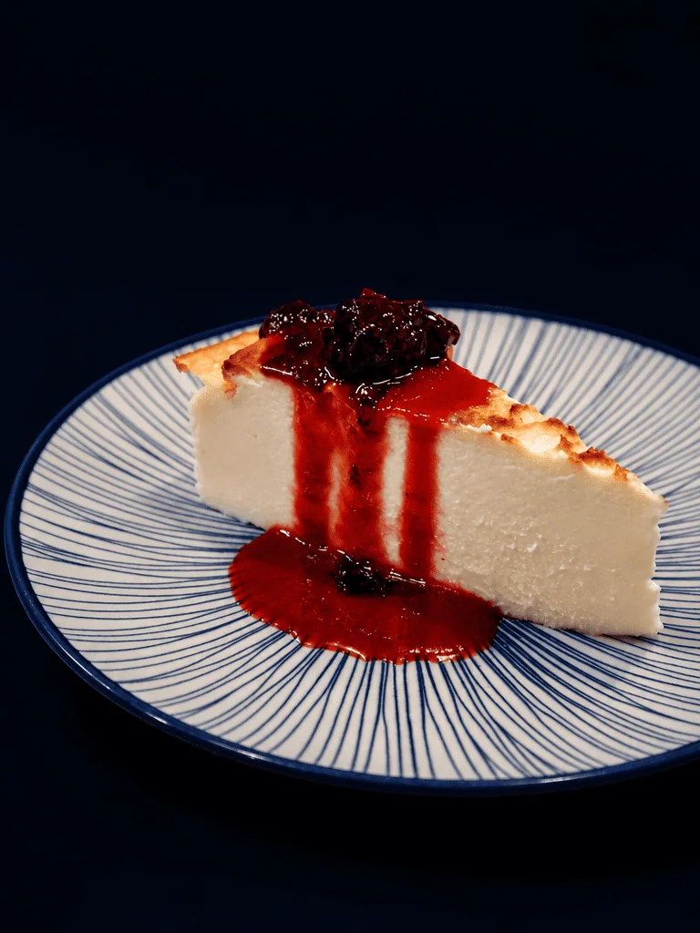 Tarta de queso con mermelada de moras