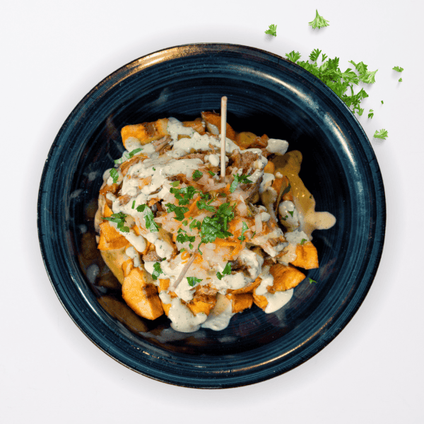 05 Bravas de plátano macho con hornado y salsa picante
