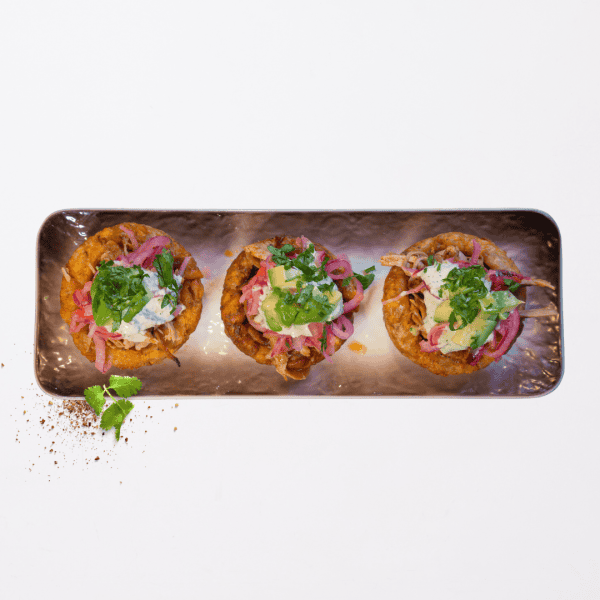 12 Cestas de plátano macho rellenas de hornado