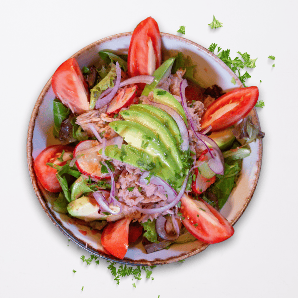 14 Ensalada de curtído de rábano, tomate, cebolla, aguacate con atún y vinagreta de lima