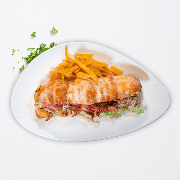49 Sanduche de chancho (bocadillo de cerdo hornado con curtido y salsa verde acompañado de patatas fritas)