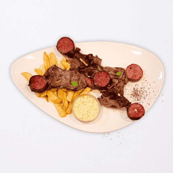 50 Chuzo (pincho de ternera con salchichón parrillero y salsa verde acopañado de patatas fritas
