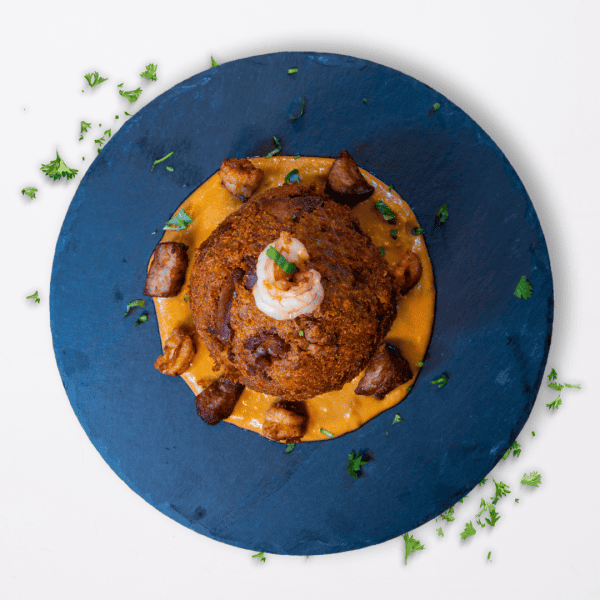 08 Bolón de chicharrón de pescado y camarón con salsa de maní