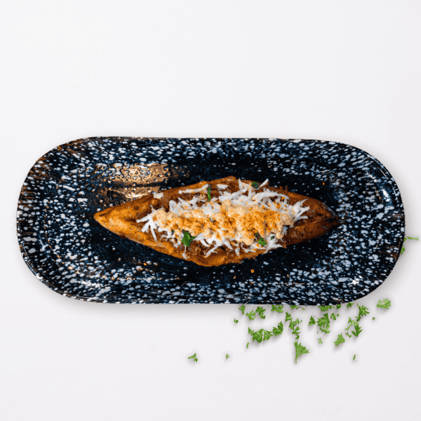 11 Canoa de maduro frito con carne mechada, queso manaba y sal prieta