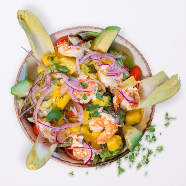 15 Ensalada de mango y camarones con vinagreta de maracuyá