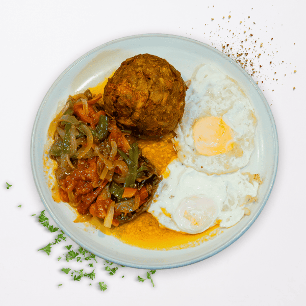 34 Bolón mixto de chicharrón y queso con bistec de ternera y huevos fritos