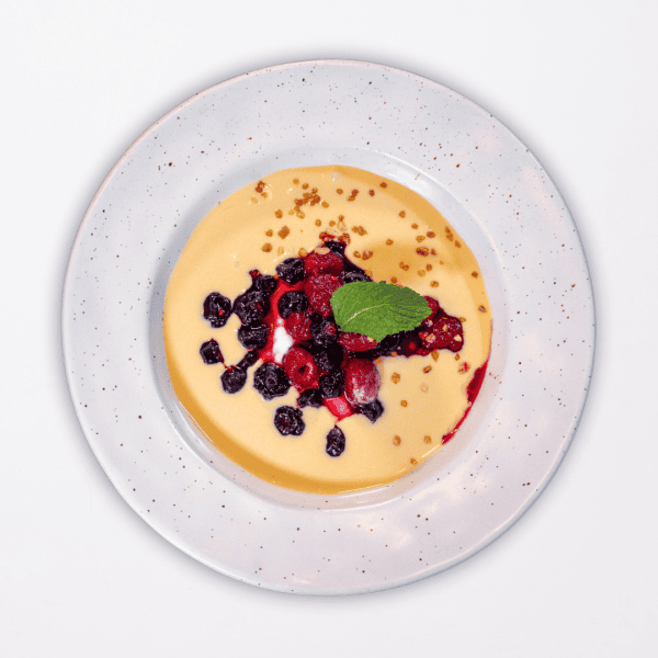 53 Crema de mango con yogurt y frutos rojos